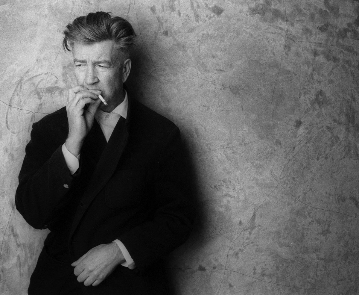 Regisseur David Lynch (schwarzweiß) raucht eine Zigarette