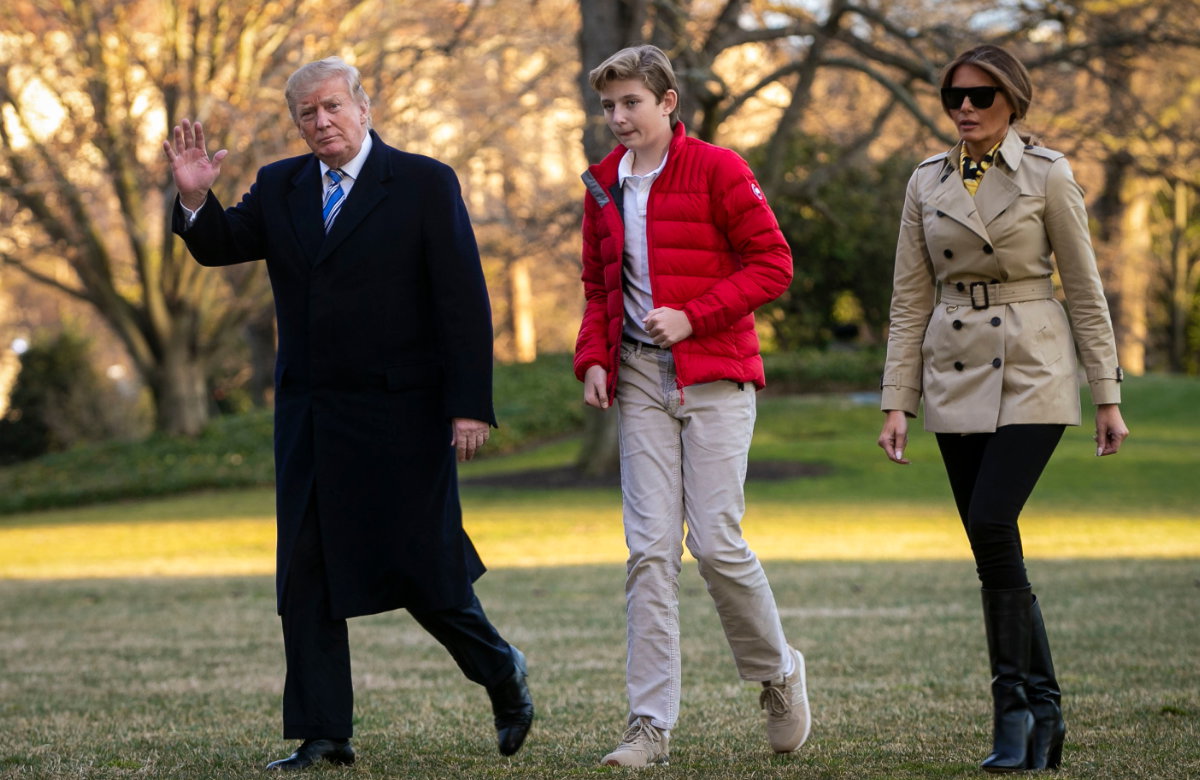Donald, Barron und Melania Trump spazieren über eine Wiese