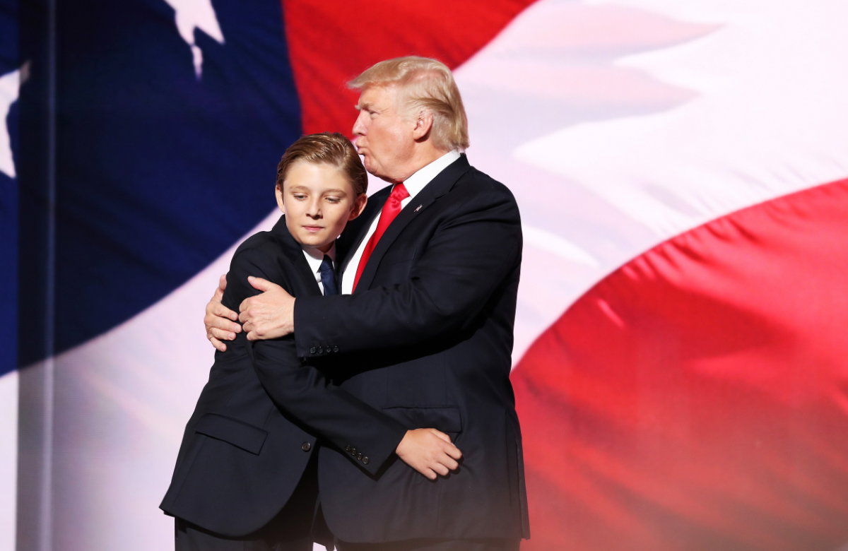Donald Trump gibt Barron einen Kuss