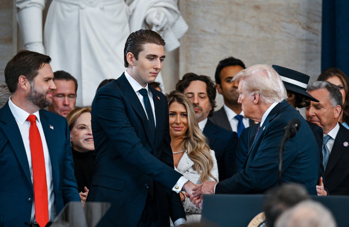 Donald Trump schüttelt Barron die Hand