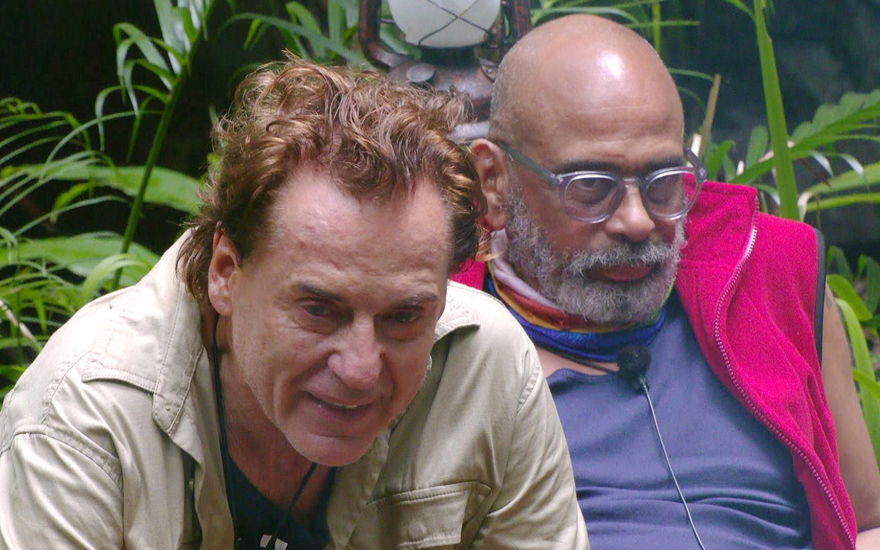 Im Dschungelcamp sitzen Jörg Dahlmann und Pierre Sanoussi-Bliss nebeneinander