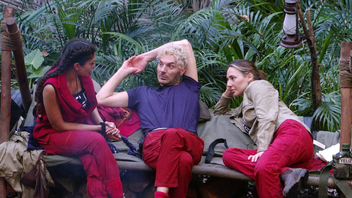 Yeliz Koc, Sam Dylan und Alessia Herren unterhalten sich im Dschungelcamp