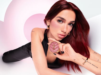 Make-up-Trend 2025: Dua Lipa schwört auf dieses Blush mit porenverfeinerndem Effekt