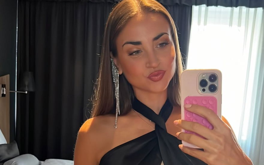 Ekaterina Leonova Selfie