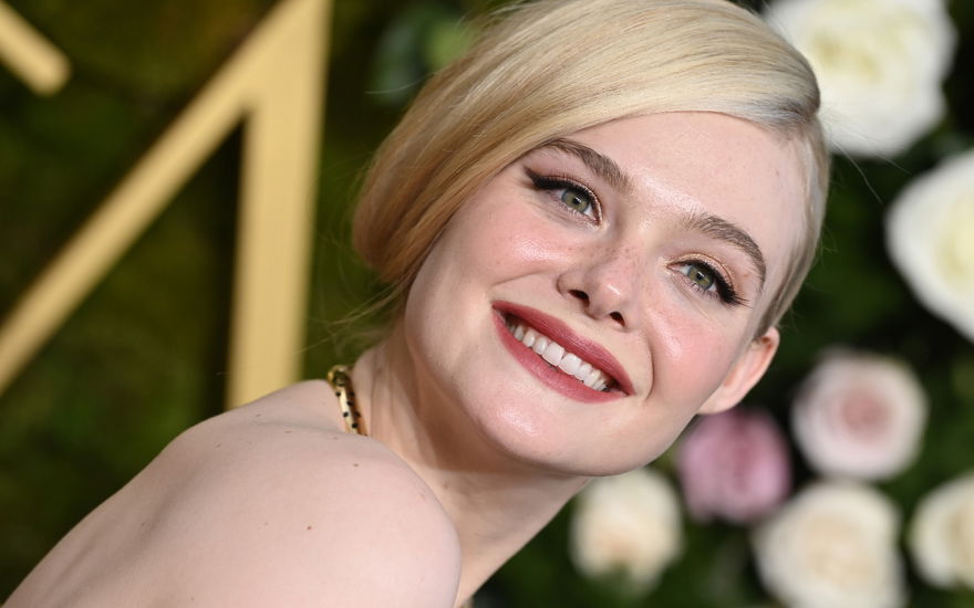 Elle Fanning lächelt in die Kamera