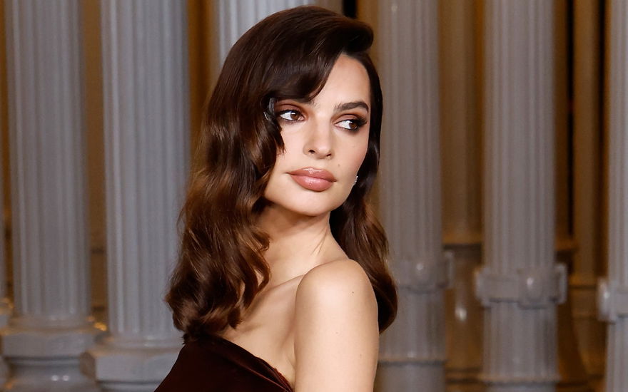 emily-ratajkowski schaut über schultern