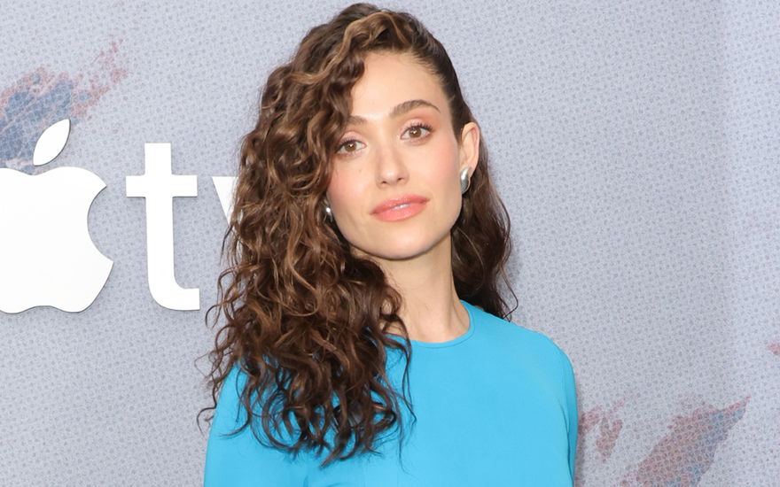 emmy rossum mit locken auf roten teppich