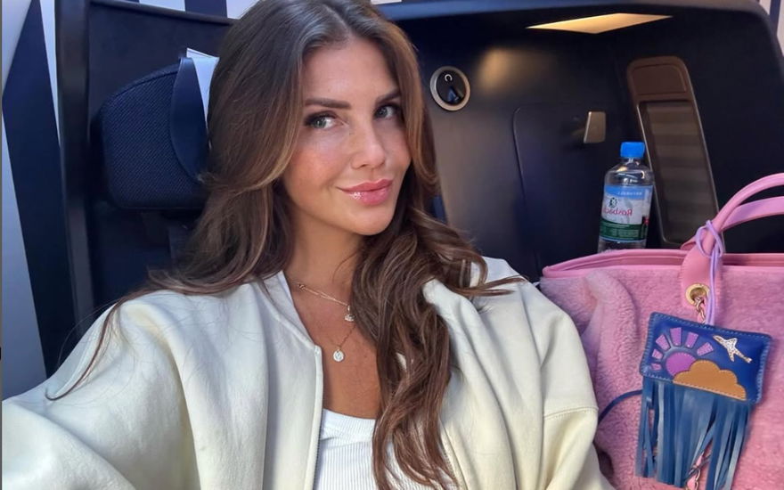 Farina Opuku Selfie im Flugzeug