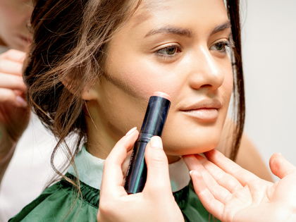 Make-up-Trend 2025: Dieser 5-Euro-Foundation-Stick sorgt für den Star-Glow
