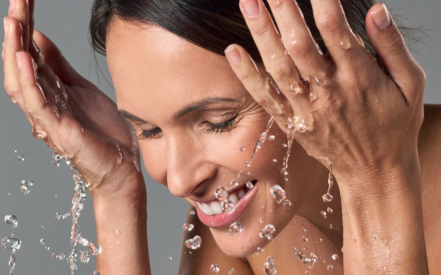 Frau Wasser im Gesicht