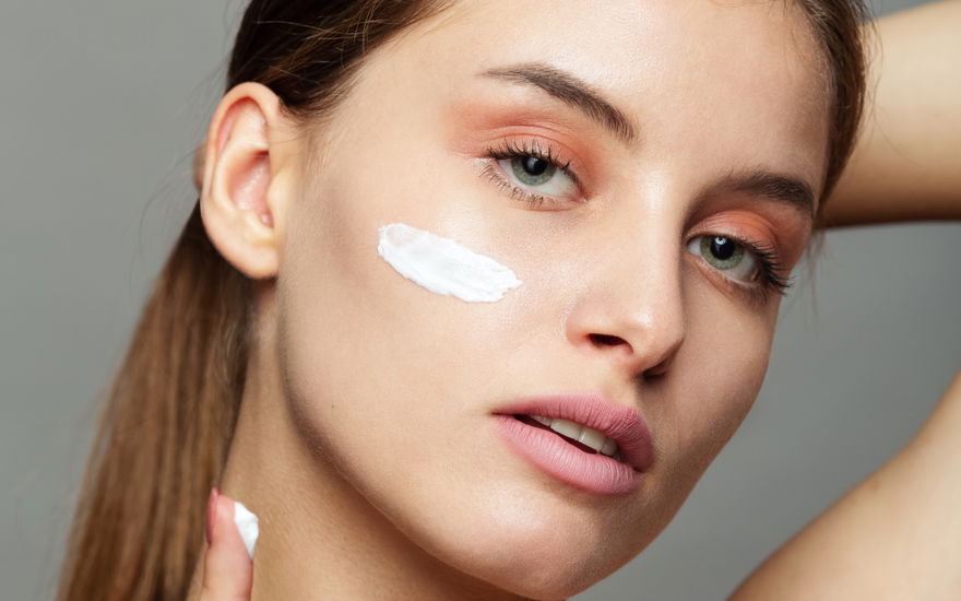 Frau Anti-aging-creme auf wange