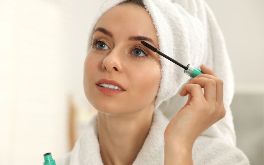 Frau Mascara auftragen