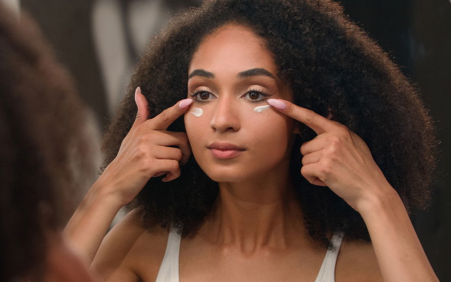 Augenserum unter den Augen auftragen