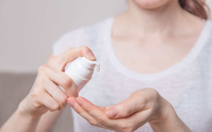 Frau gibt Anti-Aging-Produkt in die hand