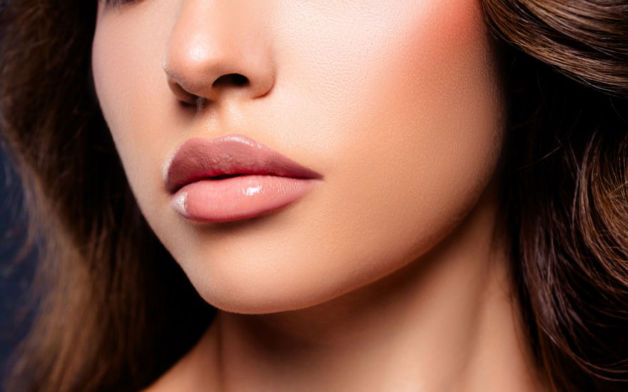 Frau mit vollen Lippen