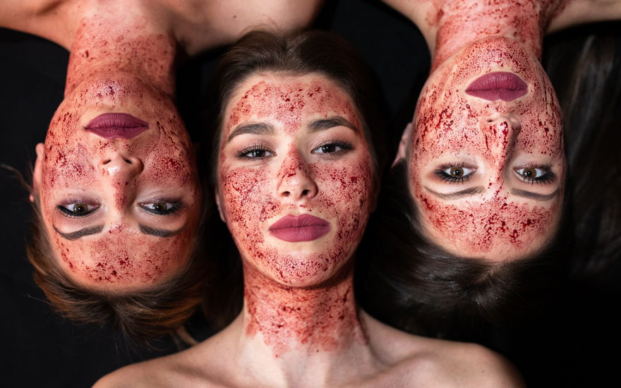 Frauen mit roter Farbe im Gesicht