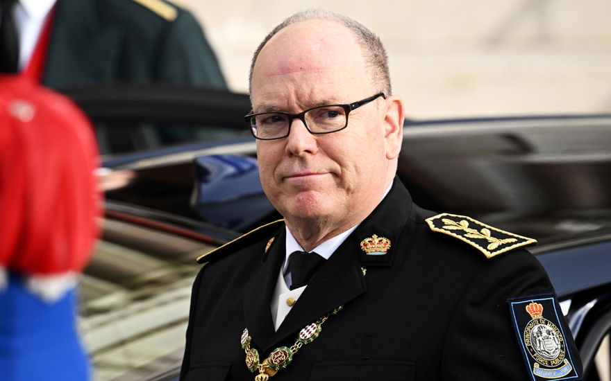 Fürst Albert lächelt leicht