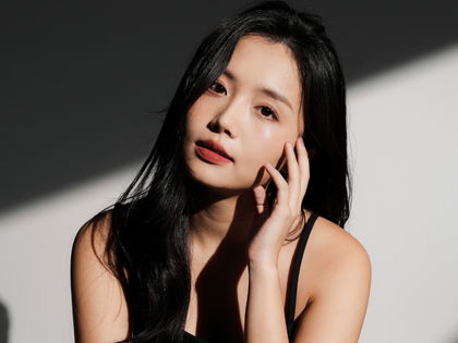 Beauty-Trend 2025: Dieser Highlighter-Stick aus der Drogerie sorgt für einen Glass-Skin-Effekt