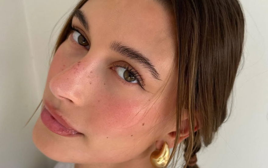 Hailey bieber selfie mit sommersprossen