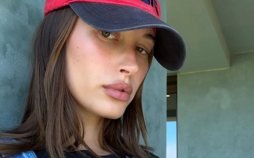 Hailey Bieber Selfie mit Cap