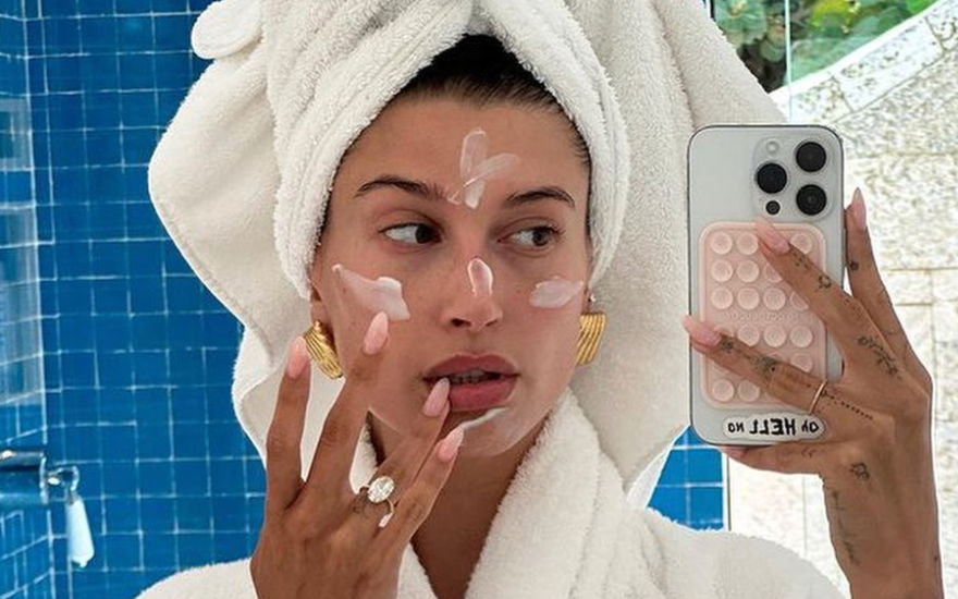 hailey bieber selfie mit creme im gesicht