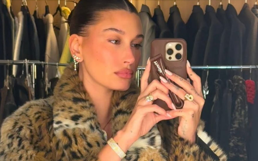 Hailey Bieber selfie in leo-jacke