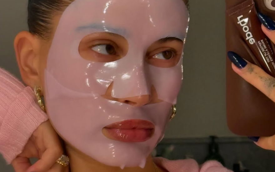 Hailey Bieber Selfie mit kollagen-maske