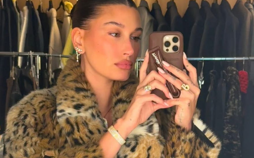 Hailey Bieber Selfie in leo-jacke