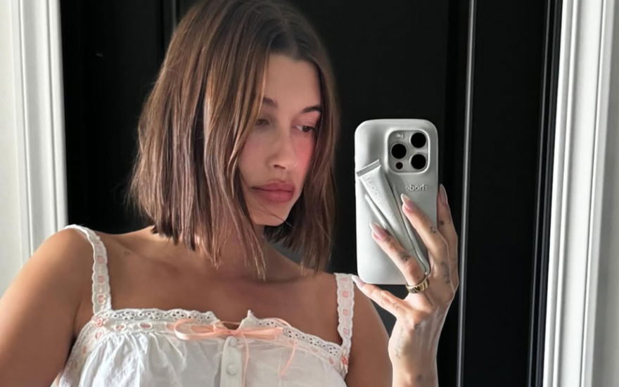 Hailey Bieber Spiegel-Selfie