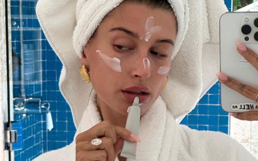 Hailey Bieber selfie aus dem Bade