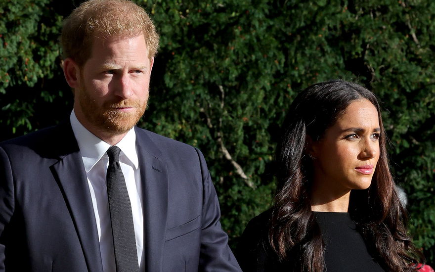 Harry und Meghan gucken bedrückt