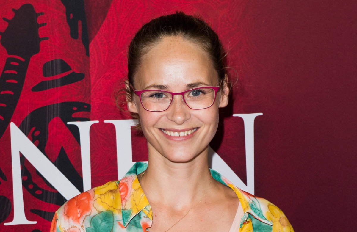 Inez Bjørg David strahlt
