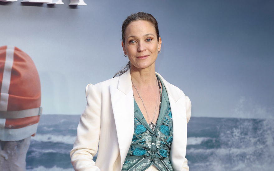 Jeanette Hain posiert im weißen Blazer