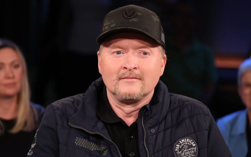 Joey Kelly guckt traurig und trägt Cappy