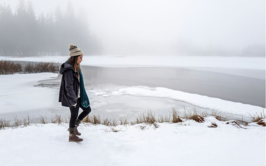 Junge Frau mit Winterjacke