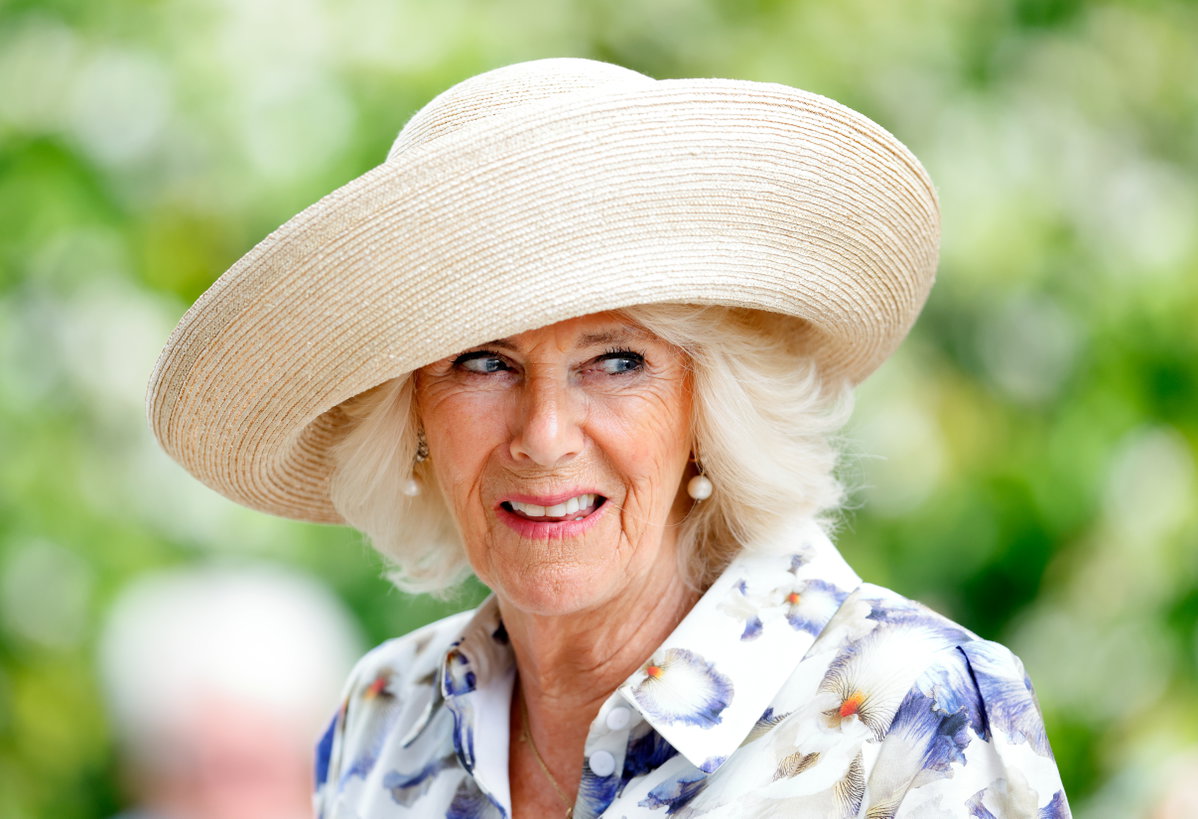 Königin Camilla lächelnd mit Hut