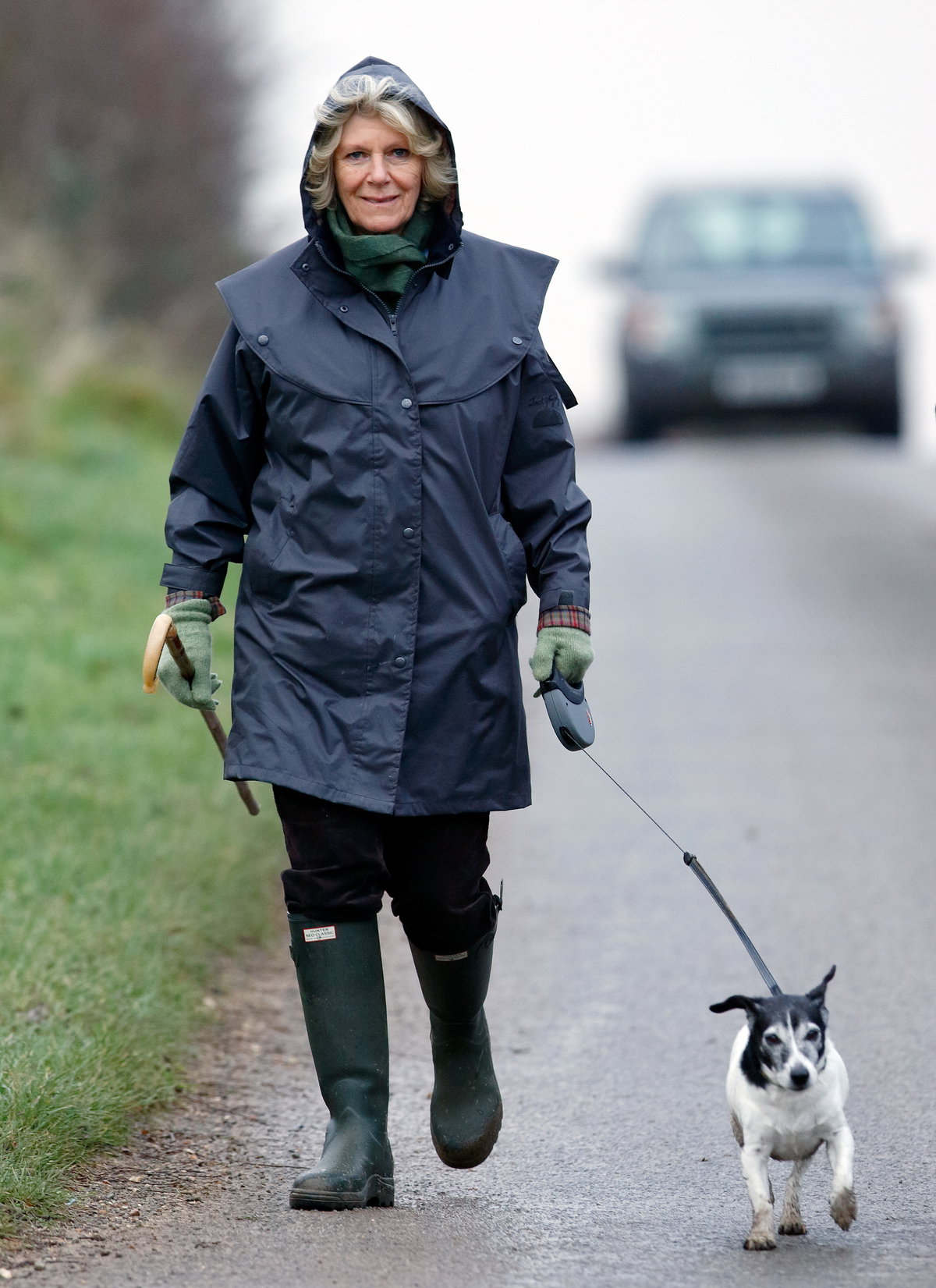 Königin Camilla in Regenkleidung mit Hund