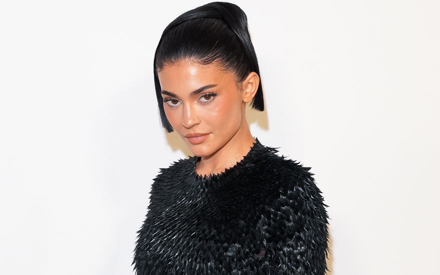 Kylie Jenner lächelt leicht