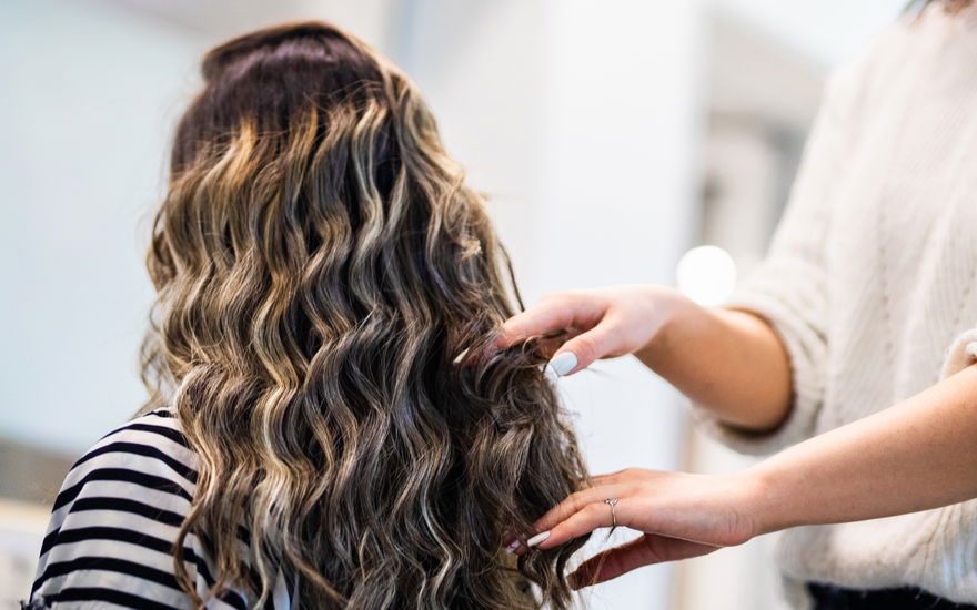 Frau mit schönen haaren beim friseur