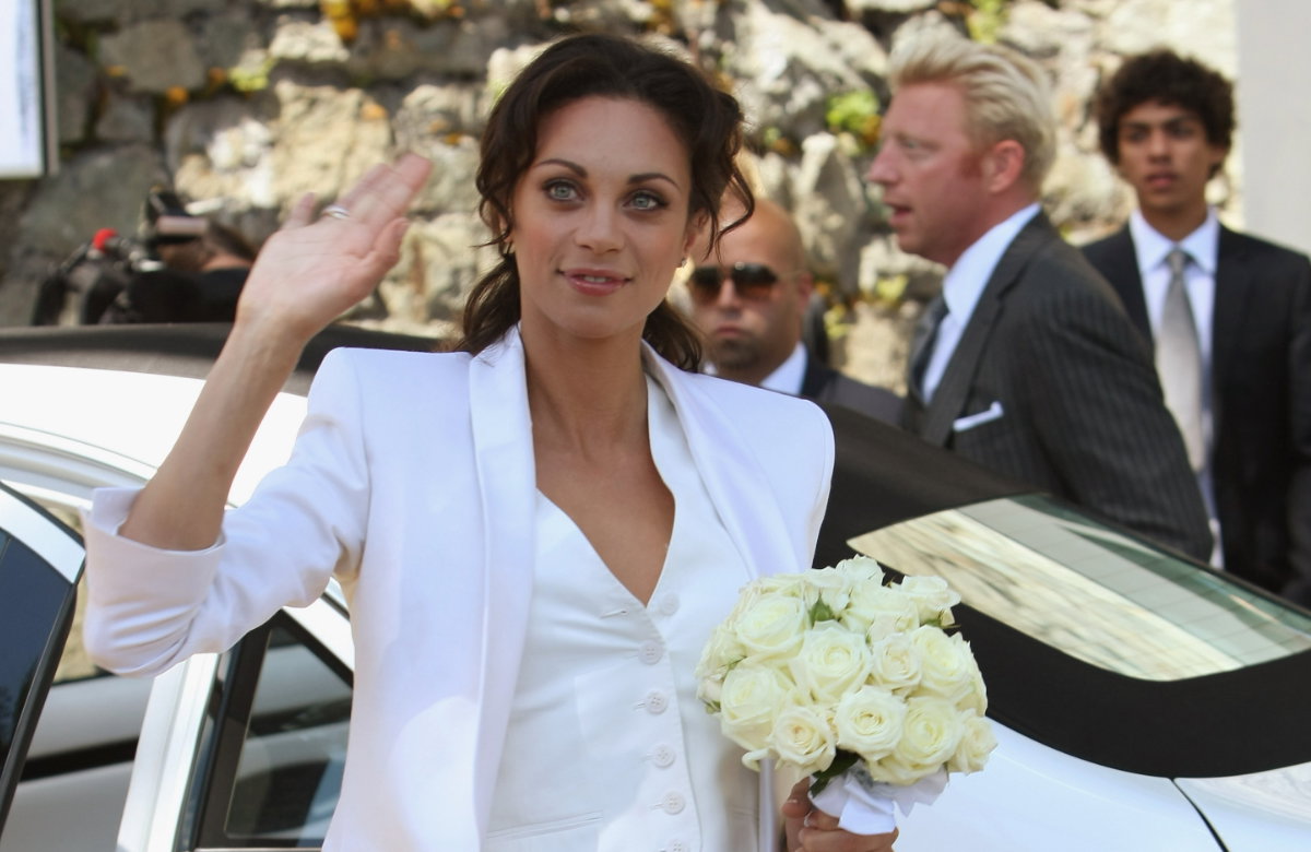 Lilly Becker mit ihrem Brautstrauß, im Hintergrund Boris Becker