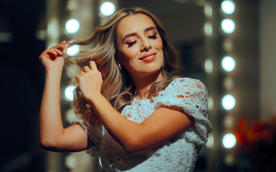 Blondine mit geschlossenen Augen