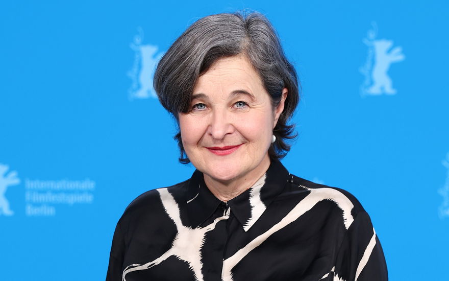 Maria Hofstätter lächelt in die Kamera