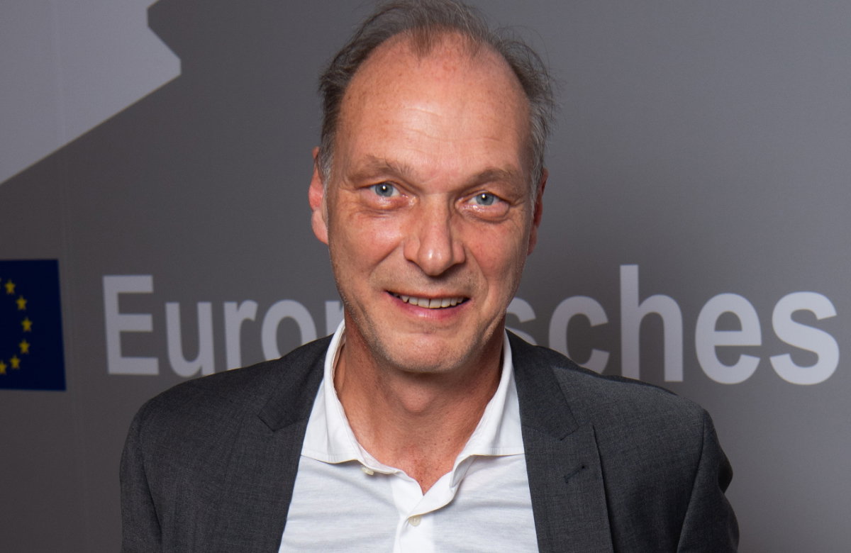 Martin Brambach lächelt