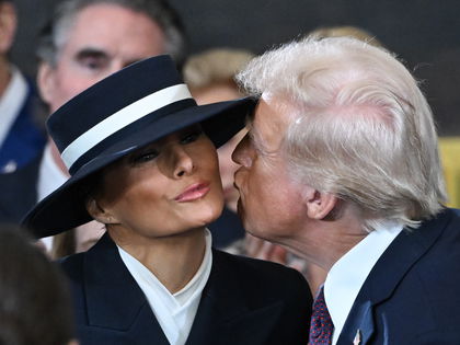 Melania Trump: "Sie hasst diesen Mann" - Peinlicher Kuss-Fail mit Donald Trump sorgt für Spott