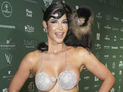 Micaela Schäfer: "Eine grauenvolle Tortur" – Anzeige wegen Red-Carpet-Auftritt mit Affen