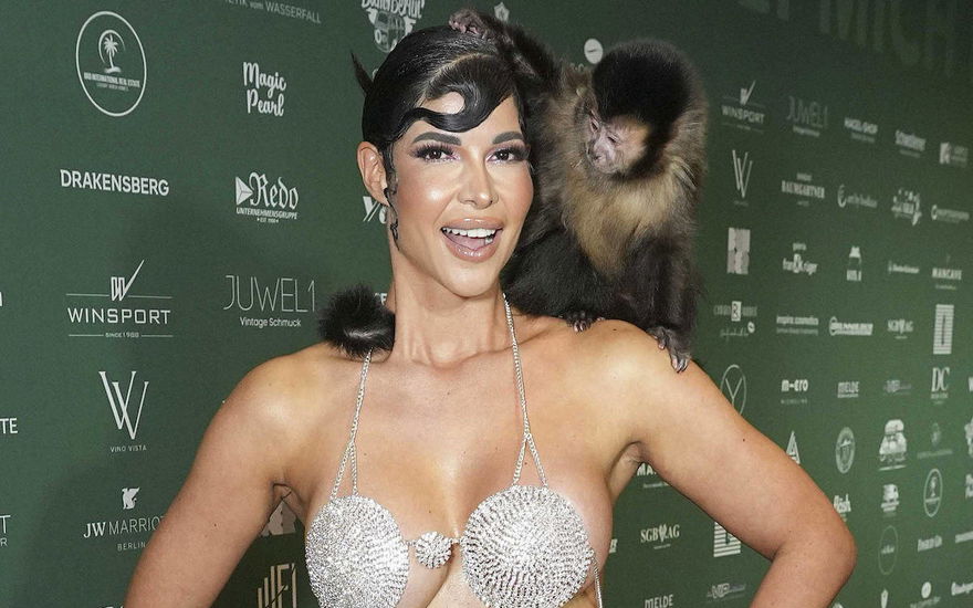 Micaela Schaefer mit Affen auf Dschungelparty