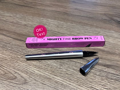 "Mighty Fine Brow Pen" im OK! Test: Unsere Erfahrung mit dem feinsten Brauenstift von Benefit