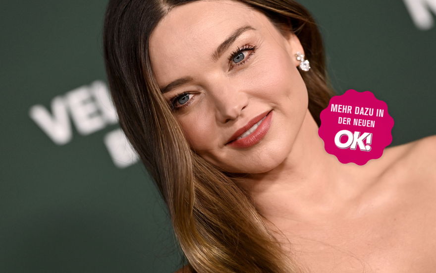 Miranda Kerr lächelt zur Seite