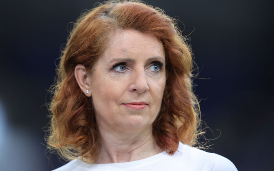 Monica Lierhaus guckt nachdenklich zur Seite