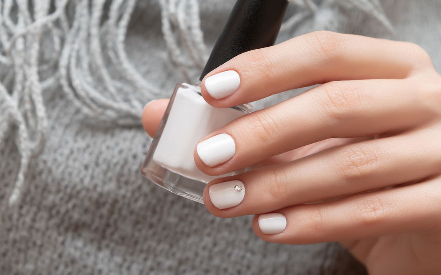 Frau mit weißem Nagellack